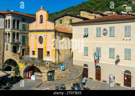 Apricale en Ligurie, Italie. Apricale est une commune de la province d'Imperia dans la région de Ligurie, en Italie. Banque D'Images