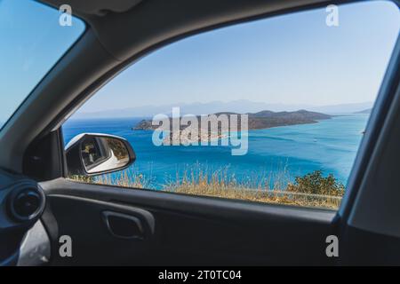 Vue magnifique depuis une voiture, ancienne île forteresse vénitienne et ancienne colonie Leper. Spinalonga, Crète. Photo de haute qualité Banque D'Images