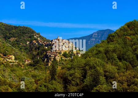 Apricale en Ligurie, Italie. Apricale est une commune de la province d'Imperia dans la région de Ligurie, en Italie. Banque D'Images