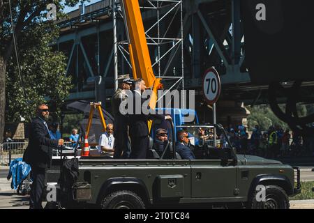 08.16.2023 Varsovie, Pologne. Président Andrzej Duda - président polonais - debout avec un général militaire supérieur sur un véhicule militaire lors d'un défilé militaire en plein air. Photo de haute qualité Banque D'Images