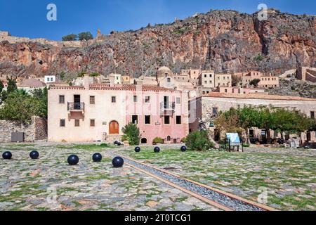 Ville de Monemvasia, vue panoramique depuis le sommet de la colline où est construite cette ville médiévale, dans la région de Laconia, Péloponnèse, Grèce, Europe. Banque D'Images