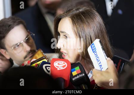 Buenos Aires, Argentine, 8 octobre 2023. Le débat présidentiel 2023 a eu lieu. Les candidats étaient Myriam Bregman (Frente de Izquierda y de los Trabajadores Unidad), Patricia Bullrich (Juntos por el Cambio), Sergio Massa (Unión por la Patria), Javier Milei (la Libertad Avanza) et Juan Schiaretti (Hacemos por Nuestro País). Sur la photo : Victoria Villarruel, vice-présidente de Javier Milei au sein de l'espace politique la Libertad Avanda, fait des déclarations aux médias après le débat. (Crédit : Esteban Osorio/Alamy Live News) Banque D'Images