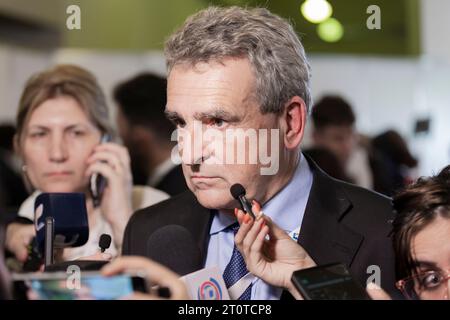 Buenos Aires, Argentine, 8 octobre 2023. Le débat présidentiel 2023 a eu lieu. Les candidats étaient Myriam Bregman (Frente de Izquierda y de los Trabajadores Unidad), Patricia Bullrich (Juntos por el Cambio), Sergio Massa (Unión por la Patria), Javier Milei (la Libertad Avanza) et Juan Schiaretti (Hacemos por Nuestro País). Sur la photo : Agustín Rossi, chef de cabinet des ministres de la Nation et candidat à la vice-présidence de Unión por la Patria, fait des déclarations à la presse après le débat. (Crédit : Esteban Osorio/Alamy Live News) Banque D'Images