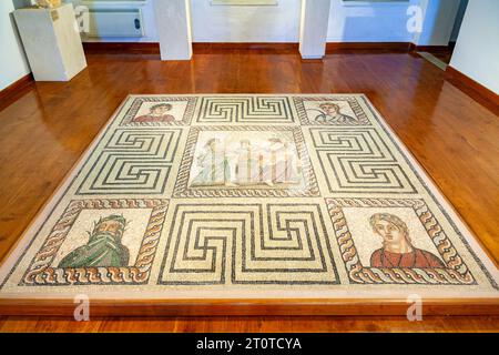 Sol en mosaïque de l'époque gréco-romaine avec des méandres et des portraits de personnes, comme on le trouve dans un manoir urbain de la ville de Kissamos, en Crète, Grèce. Banque D'Images