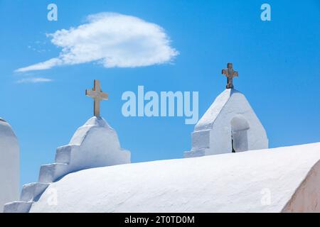 Chapelle orthodoxe grecque traditionnelle lavée à la chaux de Panagia (Sainte Marie) Paraportiani, sur l'île de Mykonos, avec deux nefs et des croix, dans les Cyclades, Grèce Banque D'Images