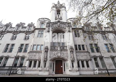 Photo de dossier datée du 23/11/2020 de la Cour suprême du Royaume-Uni à Parliament Square, Westminster. Le ministère de l'intérieur lance un recours après que la Cour d'appel a statué en juin que l'accord de plusieurs millions de livres sterling - qui verrait les demandeurs d'asile expulsés vers la nation d'Afrique de l'est - était illégal. Au cours d'une audience de trois jours commençant lundi, cinq juges de la plus haute juridiction du Royaume-Uni entendront des arguments sur la question de savoir si deux juges d'appel ont eu raison de conclure qu'il existait un «risque réel» que les demandeurs d'asile soient renvoyés dans leur pays d'origine et soient persécutés lorsqu'ils ont une bonne demande d'asile. Date d'émission : lundi oct Banque D'Images