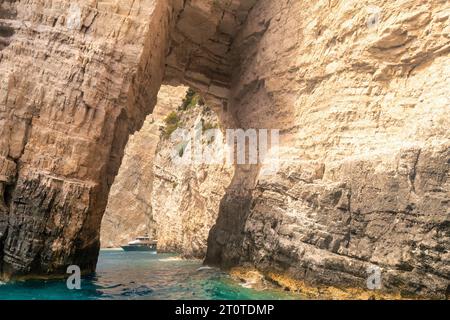 Grottes bleues célèbres sur l'île de Zakynthos en Grèce. Banque D'Images