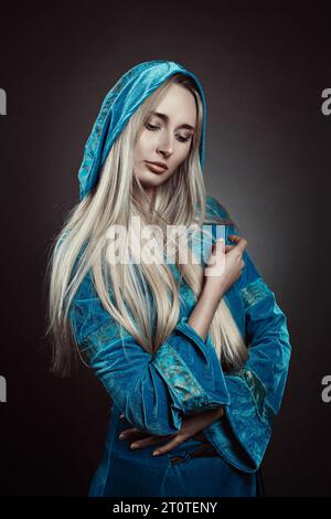 Portrait de studio de femme celtique blonde Banque D'Images