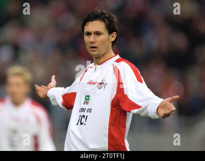 Cologne Allemagne, 31.01.2004 football : Bundesliga saison 2003/04 match 18, Borussia Dortmund (BVB) vs Borussia Moenchengladbach (BMG) 1:0 — Albert Streit (KOE) Banque D'Images