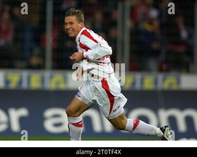 Cologne Allemagne, 31.01.2004 football : Bundesliga saison 2003/04 match 18, Borussia Dortmund (BVB) vs Borussia Moenchengladbach (BMG) 1:0 — Lukas Podolski (KOE) Banque D'Images