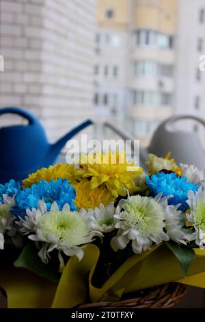 Photo verticale de bouquet de fleurs devant deux bouilloires d'arrosage domestiques à longue bouche avec Soft Focus Banque D'Images