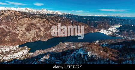 Plan aérien du lac glaciaire Bohinj dans le parc national slovène Triglav en hiver, vu de la montagne Vogel, vue à grand angle Banque D'Images