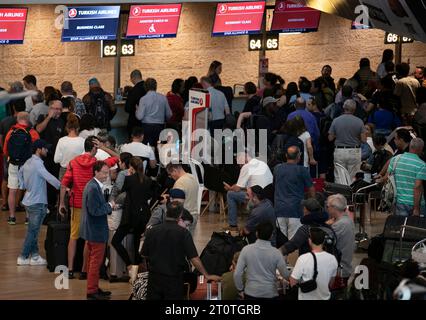 Tel Aviv, Israël. 8 octobre 2023. Des voyageurs sont vus à l'aéroport international Ben Gourion près de tel Aviv, Israël, le 8 octobre 2023. Les compagnies aériennes internationales ont retardé ou annulé leurs vols à destination d'Israël en raison du conflit israélo-palestinien qui a éclaté le week-end dernier. Crédit : Chen Junqing/Xinhua/Alamy Live News Banque D'Images