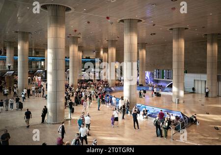 Tel Aviv, Israël. 8 octobre 2023. Des voyageurs sont vus à l'aéroport international Ben Gourion près de tel Aviv, Israël, le 8 octobre 2023. Les compagnies aériennes internationales ont retardé ou annulé leurs vols à destination d'Israël en raison du conflit israélo-palestinien qui a éclaté le week-end dernier. Crédit : Chen Junqing/Xinhua/Alamy Live News Banque D'Images