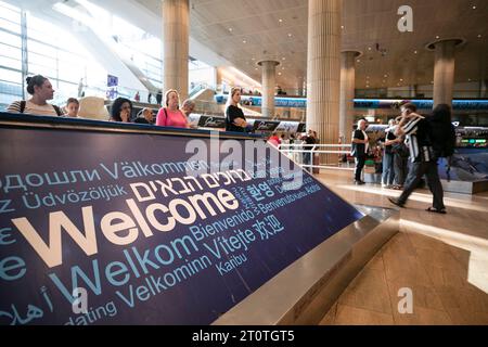 Tel Aviv, Israël. 8 octobre 2023. Des voyageurs sont vus à l'aéroport international Ben Gourion près de tel Aviv, Israël, le 8 octobre 2023. Les compagnies aériennes internationales ont retardé ou annulé leurs vols à destination d'Israël en raison du conflit israélo-palestinien qui a éclaté le week-end dernier. Crédit : Chen Junqing/Xinhua/Alamy Live News Banque D'Images