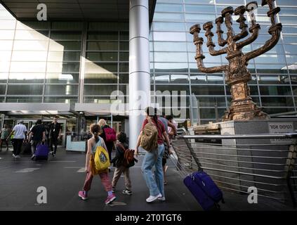 Tel Aviv, Israël. 8 octobre 2023. Des voyageurs sont vus à l'aéroport international Ben Gourion près de tel Aviv, Israël, le 8 octobre 2023. Les compagnies aériennes internationales ont retardé ou annulé leurs vols à destination d'Israël en raison du conflit israélo-palestinien qui a éclaté le week-end dernier. Crédit : Chen Junqing/Xinhua/Alamy Live News Banque D'Images