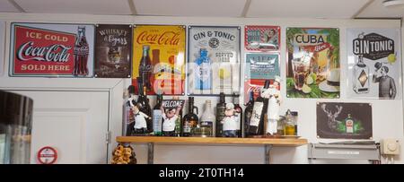 PANNEAUX PUBLICITAIRES en émail comme détail intérieur dans un restaurant Banque D'Images