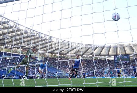 Rome. 08 octobre 2023. Matias Vecino (2e L) du Latium marque son but lors d'un match de football en Serie A entre Lazio et Atalanta à Rome, Italie, le 08 octobre 2023. Crédit : Alberto Lingria/Xinhua/Alamy Live News Banque D'Images