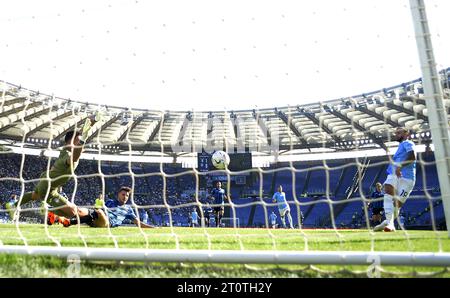 Rome. 08 octobre 2023. Valentin Castellanos (1e R) marque son but lors d'un match de Serie A entre Lazio et Atalanta à Rome, Italie, le 08 octobre 2023. Crédit : Alberto Lingria/Xinhua/Alamy Live News Banque D'Images