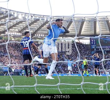 Rome. 08 octobre 2023. Matias Vecino (R) du Latium célèbre son but lors d'un match de football en Serie A entre Lazio et Atalanta à Rome, Italie, le 08 octobre 2023. Crédit : Alberto Lingria/Xinhua/Alamy Live News Banque D'Images