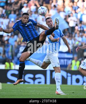 Rome. 08 octobre 2023. Adam Marusic (à droite) de Lazio défie Luis Muriel d'Atatanta lors d'un match de Serie A entre Lazio et Atalanta à Rome, Italie, le 08 octobre 2023. Crédit : Alberto Lingria/Xinhua/Alamy Live News Banque D'Images