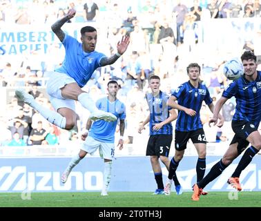 Rome. 08 octobre 2023. Matias Vecino (1e L) du Latium marque son but lors d'un match de Serie A entre Lazio et Atalanta à Rome, Italie, le 08 octobre 2023. Crédit : Alberto Lingria/Xinhua/Alamy Live News Banque D'Images