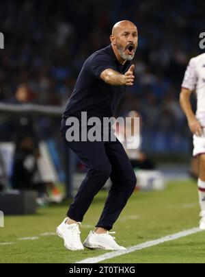 Naples, Italie. 8 octobre 2023. L'entraîneur-chef de la Fiorentina, Vincenzo Italiano, fait des gestes lors d'un match de Serie A entre Naples et la Fiorentina à Naples, Italie, le 8 octobre 2023. Crédit : Alberto Lingria/Xinhua/Alamy Live News Banque D'Images