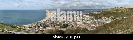 Une vue de la célèbre plage de Chesil sur la côte jurasique sur l'île de Portland, Dorset, Angleterre. Banque D'Images