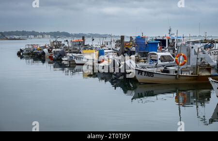 Petits bateaux de pêche amarrés à Poole Harbour dans le Dorset sur la côte sud de l'Angleterre. Banque D'Images
