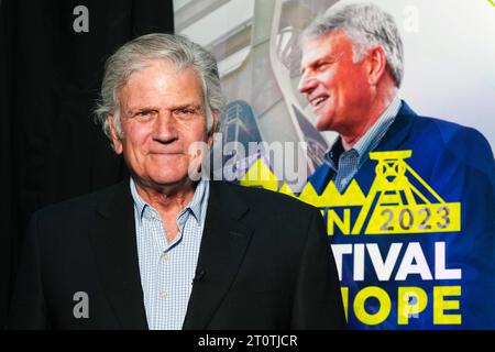 Die Missionsgesellschaft des frueheren US-Baptistenpredigers Billy Graham 1918-2018 laedt zur Evangelisationsveranstaltung Festival of Hope Festival der Hoffnung am Samstag nach Essen ein. Die Predigt in der Grugahalle haelt Grahams Sohn Franklin Foto vom 07.10.2023. Er steht an der Spitze der Billy Graham Evangelistic Association BGEA und ist auch Chef der Hilfsorganisation Samaritan s Purse . Mehr als 200 freikirchliche Gemeinden unterstuetzen laut BGEA das Event. Siehe epd-Meldung vom 07.10.2023 USAGE ÉDITORIAL SEULEMENT *** la société missionnaire de l'ancien prédicateur baptiste américain Billy Graham 1918 Banque D'Images