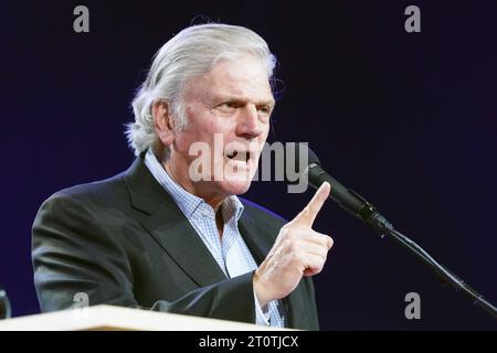 Die Missionsgesellschaft des frueheren US-Baptistenpredigers Billy Graham 1918-2018 laedt zur Evangelisationsveranstaltung Festival of Hope Festival der Hoffnung am Samstag nach Essen ein. Die Predigt in der Grugahalle haelt Grahams Sohn Franklin Foto vom 07.10.2023. Er steht an der Spitze der Billy Graham Evangelistic Association BGEA und ist auch Chef der Hilfsorganisation Samaritan s Purse . Mehr als 200 freikirchliche Gemeinden unterstuetzen laut BGEA das Event. Siehe epd-Meldung vom 07.10.2023 USAGE ÉDITORIAL SEULEMENT *** la société missionnaire de l'ancien prédicateur baptiste américain Billy Graham 1918 Banque D'Images