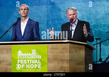 Die Evangelisationsveranstaltung Festival of Hope Festival der Hoffnung der Missionsgesellschaft des frueheren US-Baptistenpredigers Billy Graham 1918-2018 am 07.10.2023 in Essen. Die Predigt in der Grugahalle haelt Grahams Sohn Franklin r., Foto vom 07.10.2023. Er steht an der Spitze der Billy Graham Evangelistic Association BGEA und ist auch Chef der Hilfsorganisation Samaritan s Purse . Mehr als 200 freikirchliche Gemeinden unterstuetzen laut BGEA das Event. Siehe epd-Meldung vom 07.10.2023 USAGE ÉDITORIAL SEULEMENT *** l'événement évangéliste Festival de l'espérance Festival de l'espérance du missionnaire soc Banque D'Images