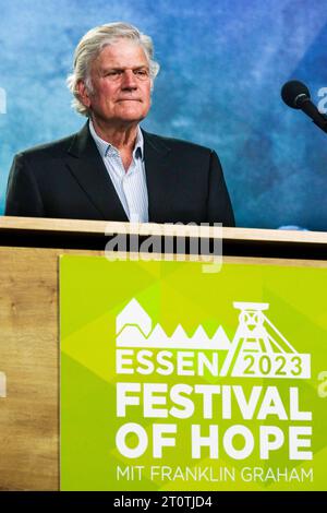 Die Missionsgesellschaft des frueheren US-Baptistenpredigers Billy Graham 1918-2018 laedt zur Evangelisationsveranstaltung Festival of Hope Festival der Hoffnung am Samstag nach Essen ein. Die Predigt in der Grugahalle haelt Grahams Sohn Franklin Foto vom 07.10.2023. Er steht an der Spitze der Billy Graham Evangelistic Association BGEA und ist auch Chef der Hilfsorganisation Samaritan s Purse . Mehr als 200 freikirchliche Gemeinden unterstuetzen laut BGEA das Event. Siehe epd-Meldung vom 07.10.2023 USAGE ÉDITORIAL SEULEMENT *** la société missionnaire de l'ancien prédicateur baptiste américain Billy Graham 1918 Banque D'Images