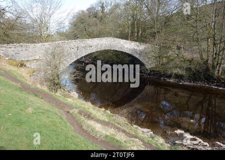 Stainforth Packhorse Bridge sur le Ribble Way Path au-dessus de la rivière Ribble près de Stainforth à Ribblesdale, parc national des Yorkshire Dales, Angleterre, Royaume-Uni Banque D'Images