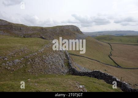 Vue le long de Smearsett SCAR du sommet de la cicatrice de pot à Ribblesdale, parc national de Yorkshire Dales, Angleterre, Royaume-Uni. Banque D'Images