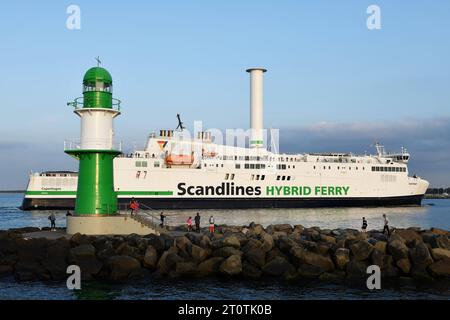 DAS Fährschiff Copenhagen BEI der Einfahrt in den Rostocker Hafen, Warnemünde, Mecklenburg-Vorpommern, Deutschland, 28.09.2023. Die Fähre der Reederei Scandlines ist mit einem Hybridantrieb und einen Rotorsegel ausgestattet. *** Le ferry Copenhague entrant dans le port de Rostock, Warnemünde, Mecklenburg Vorpommern, Allemagne, 28 09 2023 le ferry de la compagnie maritime Scandlines est équipé d'un entraînement hybride et d'une voile à rotor crédit : Imago/Alamy Live News Banque D'Images