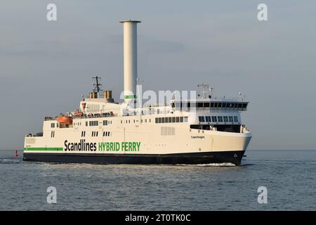 DAS Fährschiff Copenhagen BEI der Einfahrt in den Rostocker Hafen, Warnemünde, Mecklenburg-Vorpommern, Deutschland, 28.09.2023. Die Fähre der Reederei Scandlines ist mit einem Hybridantrieb und einen Rotorsegel ausgestattet. *** Le ferry Copenhague entrant dans le port de Rostock, Warnemünde, Mecklenburg Vorpommern, Allemagne, 28 09 2023 le ferry de la compagnie maritime Scandlines est équipé d'un entraînement hybride et d'une voile à rotor crédit : Imago/Alamy Live News Banque D'Images