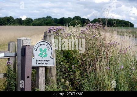 Panneau National Trust près de la porte en bois sur le chemin de Stonehenge du Visitor Exhibition Centre sur Salisbury Plain, Wiltshire, Angleterre, Royaume-Uni. Banque D'Images