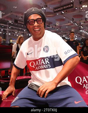 Doha, Qatar. 08 octobre 2023. Le footballeur brésilien Ronaldinho Gaúcho visite le « salon international de l'automobile de Genève » à Doha, Qatar, le 8 octobre 2023. Pour la première fois, le Qatar accueille le prestigieux « salon international de l'automobile de Genève » (GIMS) du 7 au 14 octobre 2023 au Palais des Congrès et des Expositions de Doha. Photo Balkis Press/ABACAPRESS.COM crédit : Abaca Press/Alamy Live News Banque D'Images