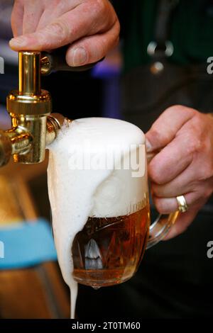 Barman sert de la bière au restaurant U Vejvodu Beer Hall, Stare Mesto, Prague, République tchèque. Banque D'Images