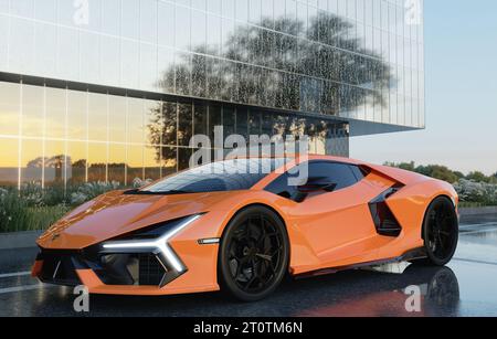 Lamborghini Revuelto contre un immeuble de bureaux moderne dans une belle lumière du soir Banque D'Images