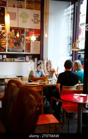 Des gens assis au café branché Das Mobel, Vienne, Autriche. Banque D'Images
