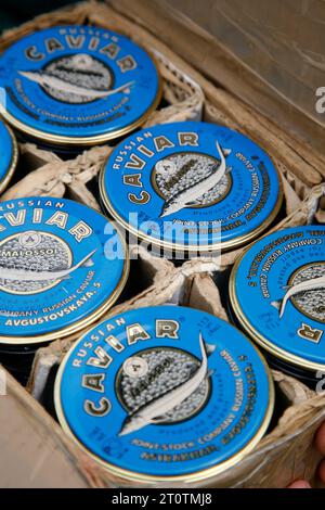 Boîtes de caviar, St. Petersburg, Russie. Banque D'Images