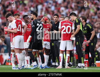 Londres, Royaume-Uni. 8 octobre 2023. Mikel Arteta, entraîneur d'Arsenal, parle à son équipe lors du match de Premier League à l'Emirates Stadium, à Londres. Le crédit photo devrait se lire : David Klein/Sportimage crédit : Sportimage Ltd/Alamy Live News Banque D'Images