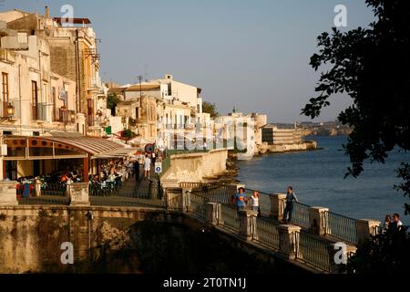 Zone de front de mer avec des restaurants dans le quartier historique d'Ortygia, Syracuse, Sicile. Banque D'Images