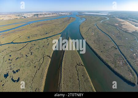 Vue aérienne grand angle de l'embouchure de la rivière Odiel au coucher du soleil. Estuaire de Rio Odiel dans les marais nommés 'Marismas del Burro' de Huelva avec Huelva ville i Banque D'Images