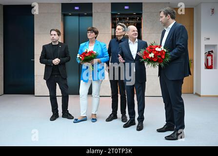 Berlin, Allemagne. 09 octobre 2023. Kevin Kühnert (de gauche à droite), secrétaire général du SPD, Saskia Esken, présidente du SPD, Rolf Mützenich, le chef du parti parlementaire SPD au Bundestag, le chancelier allemand OLAF Scholz (SPD) et Lars Klingbeil, président du SPD, discutent avant la réunion du présidium du SPD et attendent les deux meilleurs candidats du SPD après les élections en Hesse et en Bavière. Crédit : Soeren Stache/dpa Pool/dpa/Alamy Live News Banque D'Images