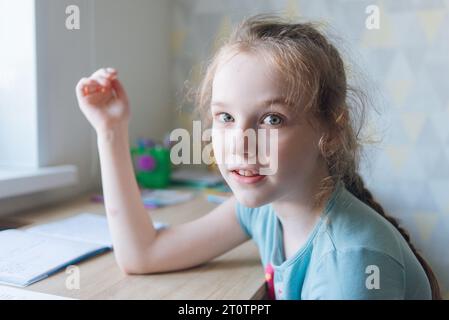 Une écolière faisant ses devoirs à la maison Banque D'Images