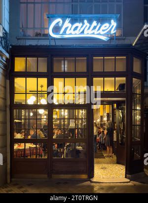 Personnes à l'intérieur de l'entrée principale du restaurant historique de style Art Nouveau Bouillon Chartier, dans le quartier des Grands Boulevards à Paris, France. TH Banque D'Images