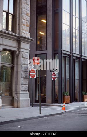 bâtiments contemporains et différents panneaux routiers sur avenue dans la ville de new york, métropole streetscape Banque D'Images